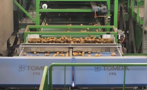 The newly installed TOMRA FPS 2400 at the Nedato packing line directly at the reception of the potatoes results in fewer clods and better quality potatoes. The newly installed TOMRA FPS 2400 at the Nedato packing line directly at the reception of the potatoes results in fewer clods and better quality potatoes.