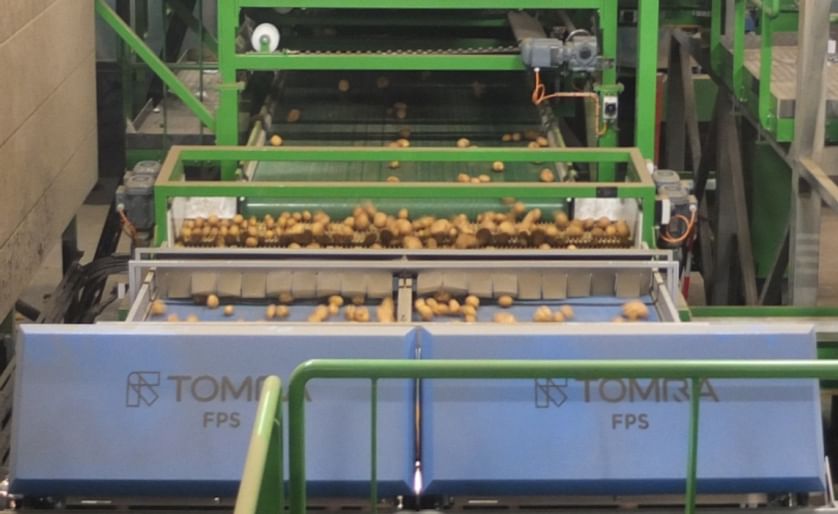 The newly installed TOMRA FPS 2400 at the Nedato packing line directly at the reception of the potatoes results in fewer clods and better quality potatoes. 
