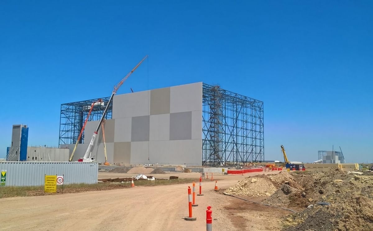 View of the NewCold warehouse under construction in Truganina, Melbourne. (Courtesy: Facebook / NewCold . Picture posted December 3, 2016) 