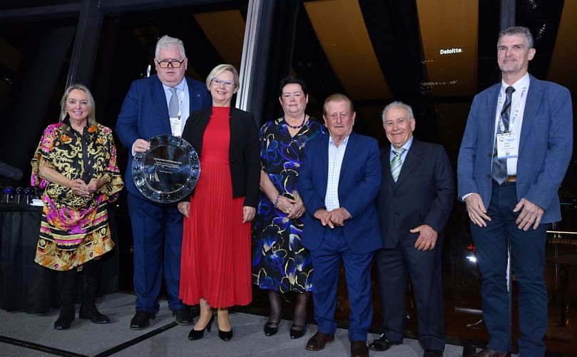 Nigel Crump recibiendo el premio de manos de Robyne Trimboli, la Honorable Clare Scriven MLC, Ministra de Industrias Primarias y Desarrollo Regional y la familia Trimboli