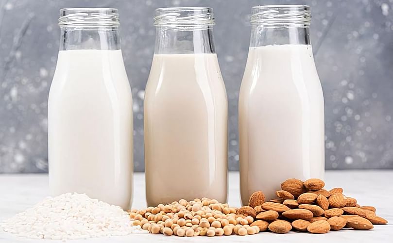 La leche de avena, la leche de soja y la leche de almendras son alternativas lácteas