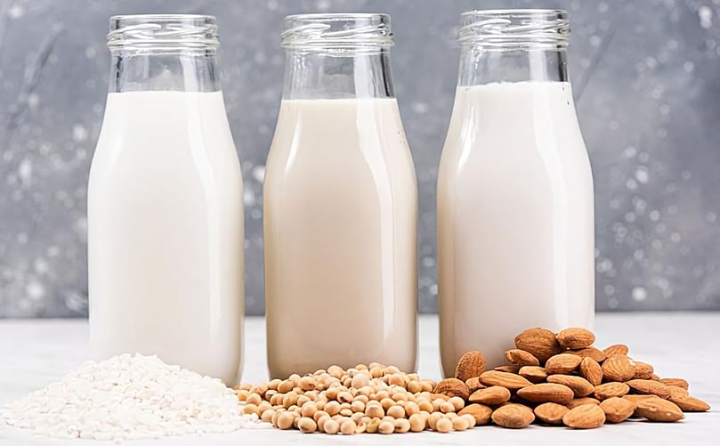 La leche de avena, la leche de soja y la leche de almendras son alternativas lácteas La leche de avena, la leche de soja y la leche de almendras son alternativas lácteas