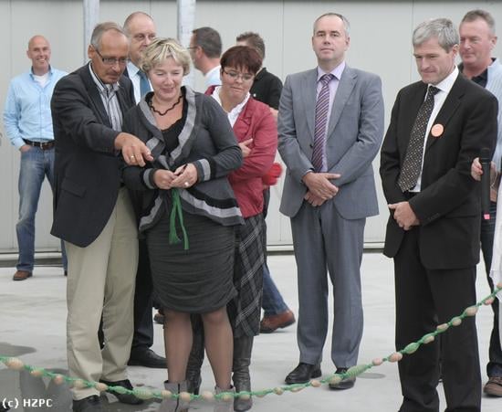 De burgemeester van Dongeradeel, mevrouw M. Waanders, heeft onder belangstelling van alle HZPC-medewerkers het nieuwe kassencomplex van HZPC in Metslawier formeel in gebruik gesteld. De burgemeester van Dongeradeel, mevrouw M. Waanders, heeft onder belangstelling van alle HZPC-medewerkers het nieuwe kassencomplex van HZPC in Metslawier formeel in gebruik gesteld.