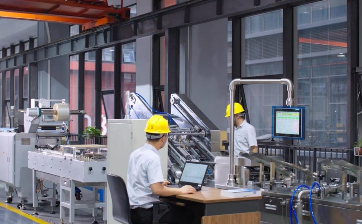 A SINOBAKE operator oversees an automated snack production line, demonstrating intelligent control and customized manufacturing solutions for global food brands.