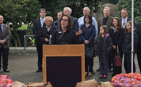 Oregon Governor addresses potato growers Oregon Governor addresses potato growers
