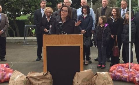 Oregon Governor addresses potato growers Oregon Governor addresses potato growers