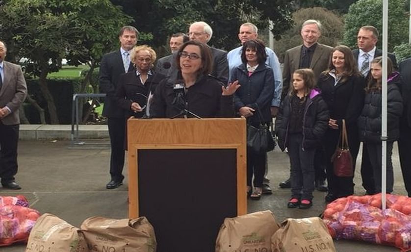 Oregon Governor addresses potato growers