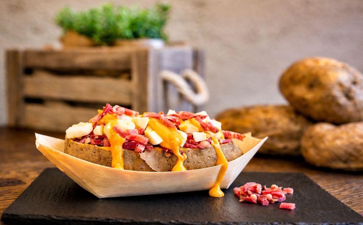 Papa asada rellena, el plato fuerte de un restaurante en Madrid