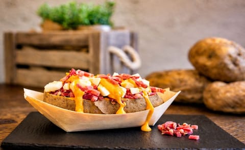 Papa asada rellena, el plato fuerte de un restaurante en Madrid Papa asada rellena, el plato fuerte de un restaurante en Madrid