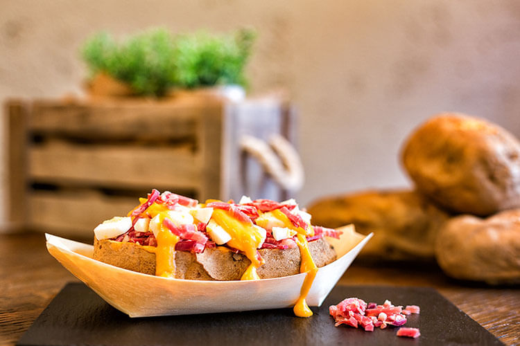 Papa asada rellena, el plato fuerte de un restaurante en Madrid 