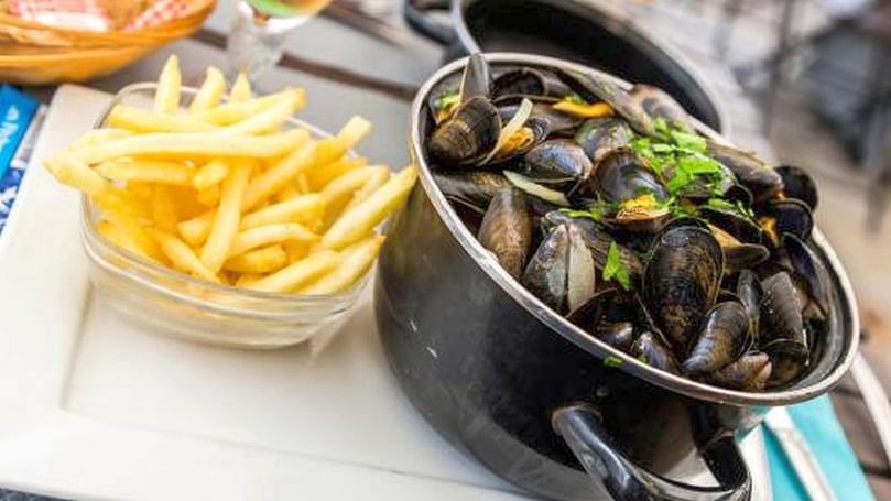 Los mejillones y las patatas fritas son típicos platos de la gastronomía belga. Los mejillones y las patatas fritas son típicos platos de la gastronomía belga.