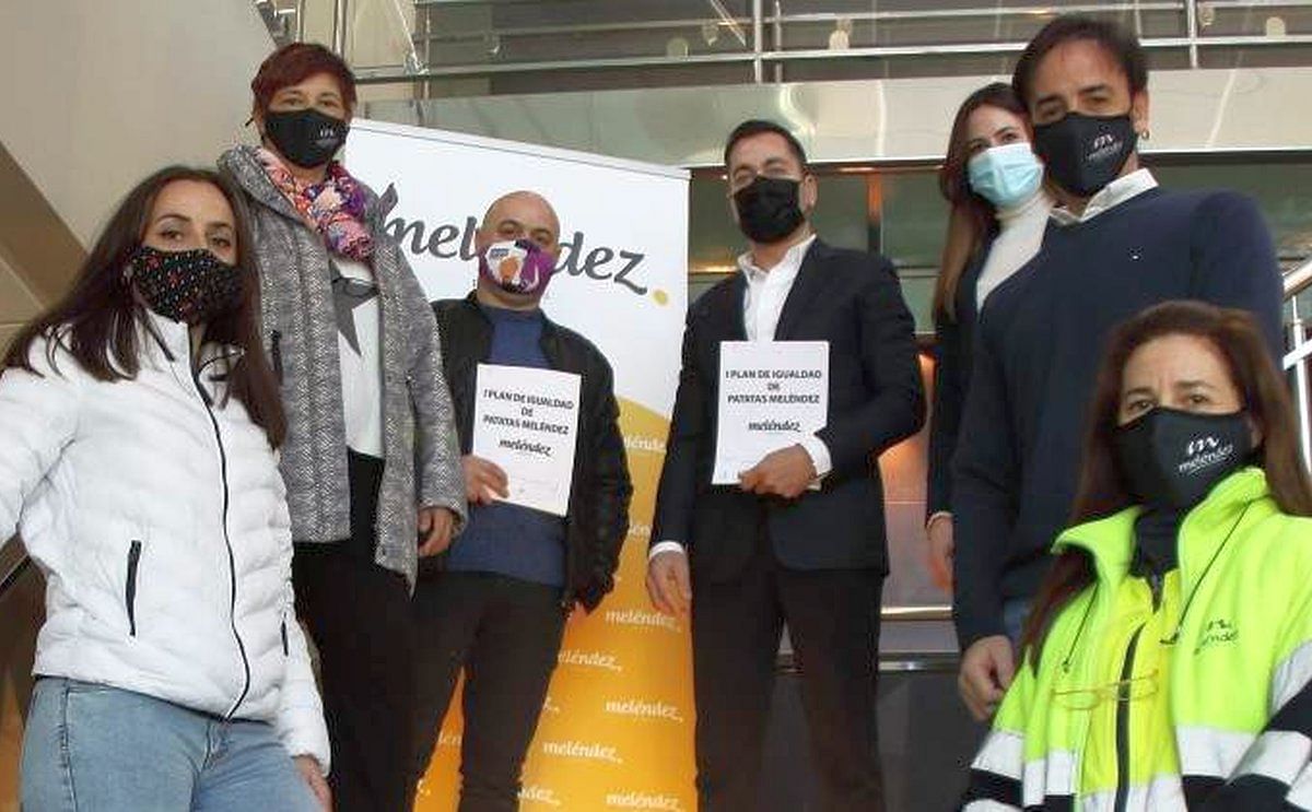 El CEO de la compañía, Javier Meléndez (en el centro) junto a los integrantes de la Comisión de Igualdad Maite Garcia, Isabel Alonso, Óscar García, Sara Velasco y Jesús Misol.