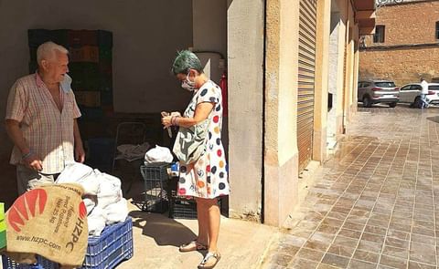 Una clienta adquiere una bolsa de patatas vendida de forma directa por Ramón Doménech «Bandera». m. d. Una clienta adquiere una bolsa de patatas vendida de forma directa por Ramón Doménech «Bandera». m. d.