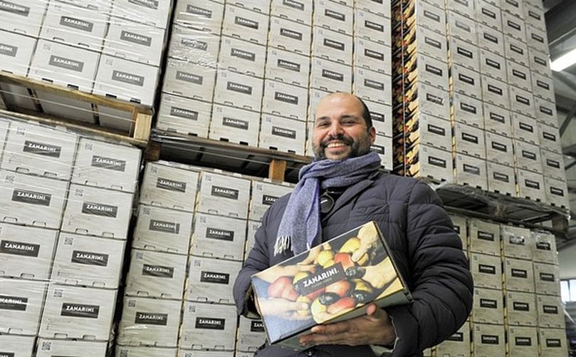 Matteo Zanarini con la caja de 4 kg.(Cortesía: Fresh Plaza)