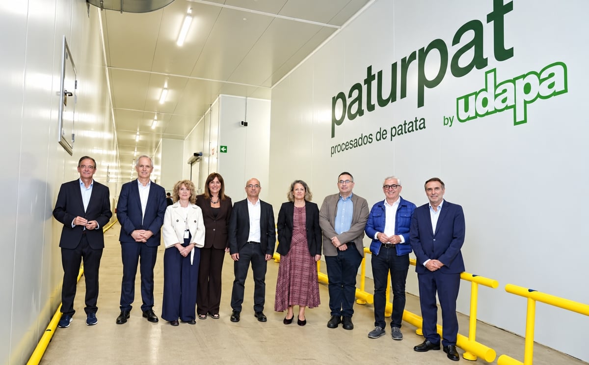 Representantes de Paturpat, Udapa e instituciones durante la inauguración de la tercera línea de procesamiento de patatas de Paturpat en España, tras una inversión de más de 15 millones de euros.