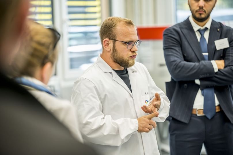 Close-up look at PEF-treated chips as participants discuss quality improvements in processing. Close-up look at PEF-treated chips as participants discuss quality improvements in processing.