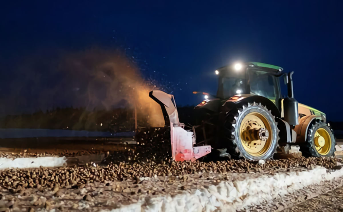 A PEI Farmer destroys his potato crop by putting it through a snowblower. An estimated 250 million pounds of PEI potatoes were destroyed in 2022 due to the Federal government’s restrictions. A PEI Farmer destroys his potato crop by putting it through a snowblower. An estimated 250 million pounds of PEI potatoes were destroyed in 2022 due to the Federal government’s restrictions.