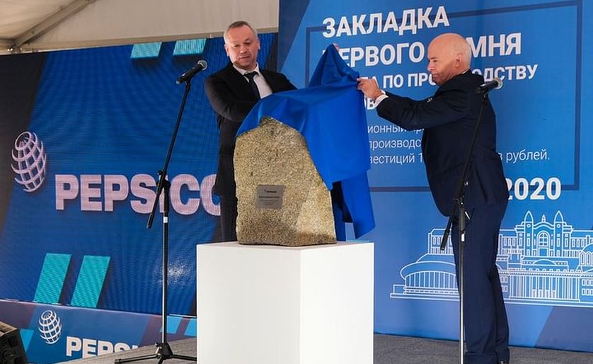 Andrei Travnikov, Governor of the Novosibirsk Region (left) and Neil Sturrock, President of PepsiCo Russia, Belarus, Ukraine, the Caucasus and Central Asia (right) unveil the first stone of Pepsico Russia's Novosibirsk plant.
