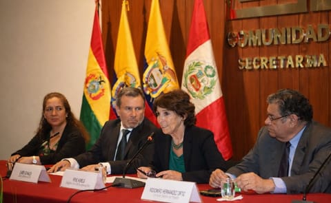 Elmer Schialer, secretario general de la CAN, y la embajadora de la UE en Lima, Irene Horejs asisten a firma de convenios. Elmer Schialer, secretario general de la CAN, y la embajadora de la UE en Lima, Irene Horejs asisten a firma de convenios.