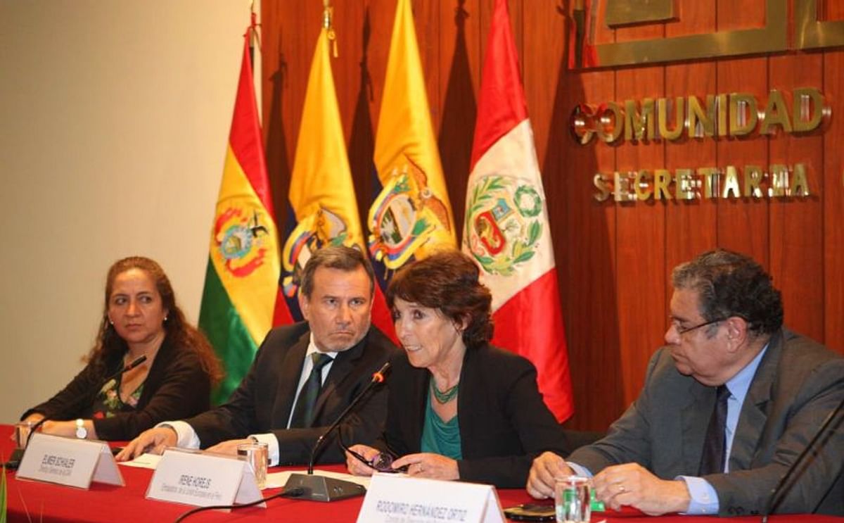 Elmer Schialer, secretario general de la CAN, y la embajadora de la UE en Lima, Irene Horejs asisten a firma de convenios. 