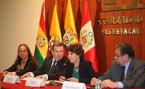 Elmer Schialer, secretario general de la CAN, y la embajadora de la UE en Lima, Irene Horejs asisten a firma de convenios. Elmer Schialer, secretario general de la CAN, y la embajadora de la UE en Lima, Irene Horejs asisten a firma de convenios.
