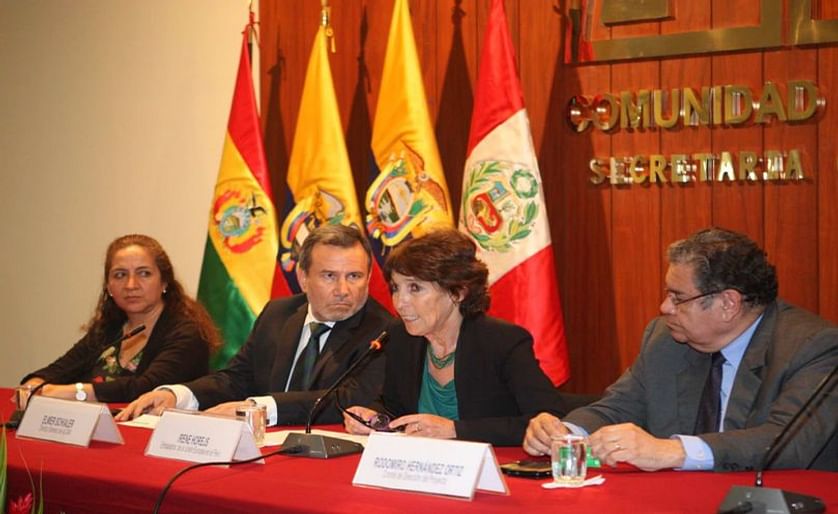 Elmer Schialer, secretario general de la CAN, y la embajadora de la UE en Lima, Irene Horejs asisten a firma de convenios. 