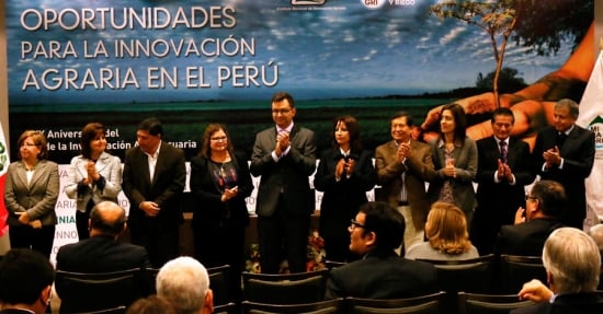 During a celebration of Agricultural Research Day on July 15, Alberto Maurer, the Head of Peru’s National Institute for Agricultural Innovation (INIA), accompanied by CIP Director General Barbara Wells and representatives of various other national and international institutions, announced that Peru will host the 10th World Potato Congress in 2018. During a celebration of Agricultural Research Day on July 15, Alberto Maurer, the Head of Peru’s National Institute for Agricultural Innovation (INIA), accompanied by CIP Director General Barbara Wells and representatives of various other national and international institutions, announced that Peru will host the 10th World Potato Congress in 2018.