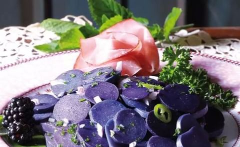 Las papas de colores (perupas) son la respuesta de HZPC a las demandas de grandes chefs y cocineros domésticos por una variedad en la presentación y el gusto de los tubérculos. Las papas de colores (perupas) son la respuesta de HZPC a las demandas de grandes chefs y cocineros domésticos por una variedad en la presentación y el gusto de los tubérculos.