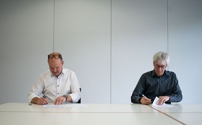 Peter Vyncke, owner of Vyncke, and Johannes Wick, CEO of Bühler Grains & Food, signing the partnership agreement.