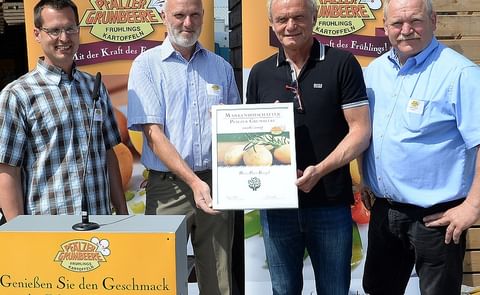 From left to right: Hartmut Magin (vice chairman), Georg Riede (chairman), Hans-Peter Briegel (Pfalz potato ambassador for the season 2016/17, former soccer player) and John Zehfuß, (vice chairman). From left to right: Hartmut Magin (vice chairman), Georg Riede (chairman), Hans-Peter Briegel (Pfalz potato ambassador for the season 2016/17, former soccer player) and John Zehfuß, (vice chairman).