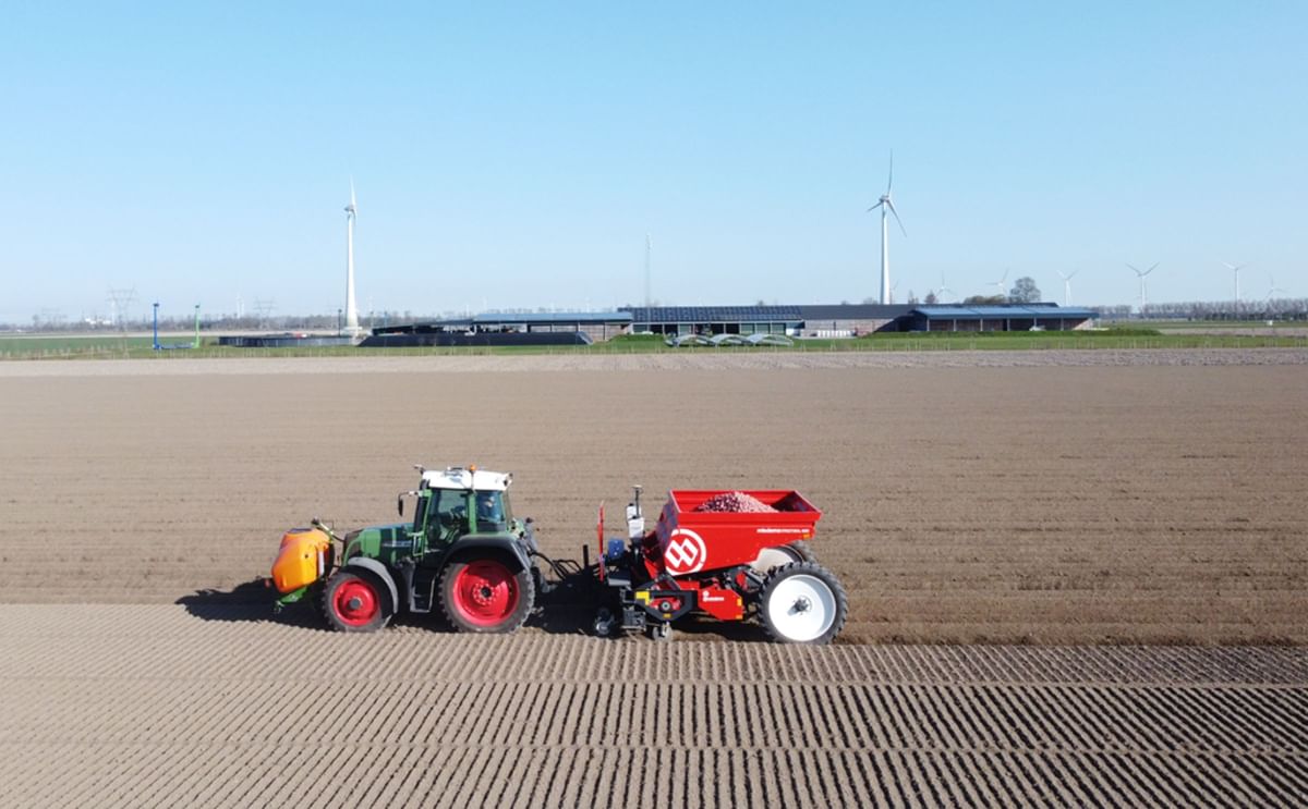 Tractor planting seed potatoes under optimal conditions at Wageningen University & Research (WUR) fields in Lelystad, in preparation for PotatoEurope 2025. Tractor planting seed potatoes under optimal conditions at Wageningen University & Research (WUR) fields in Lelystad, in preparation for PotatoEurope 2025.