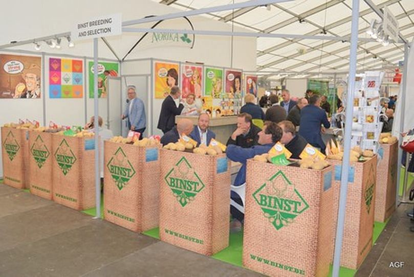 Mucha gente en el stand de la empresa belga Binst: eat potatoes & love longer.