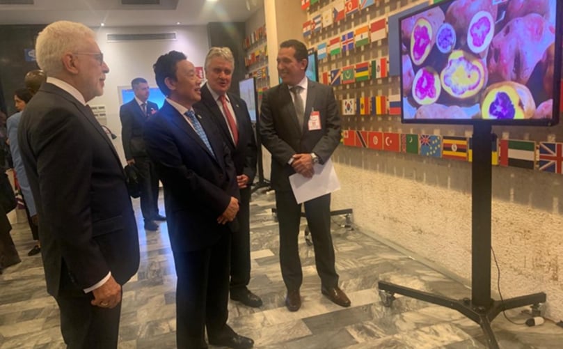 From left to right: Mr. Julio Eduardo Martinetti, Dr. Qu Dongyu, Dr. André Devaux and Mr. Christian Barrantes visiting the potato exhibition. From left to right: Mr. Julio Eduardo Martinetti, Dr. Qu Dongyu, Dr. André Devaux and Mr. Christian Barrantes visiting the potato exhibition.