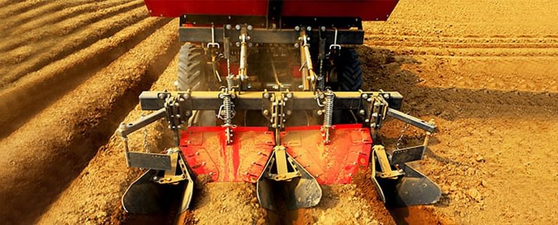 The design of the planter is such that it can be adjusted for changes in agronomy practices, such as for whole potatoes or cut potatoes, straight line planting or zig zag planting and planting at various levels of depth. The design of the planter is such that it can be adjusted for changes in agronomy practices, such as for whole potatoes or cut potatoes, straight line planting or zig zag planting and planting at various levels of depth.