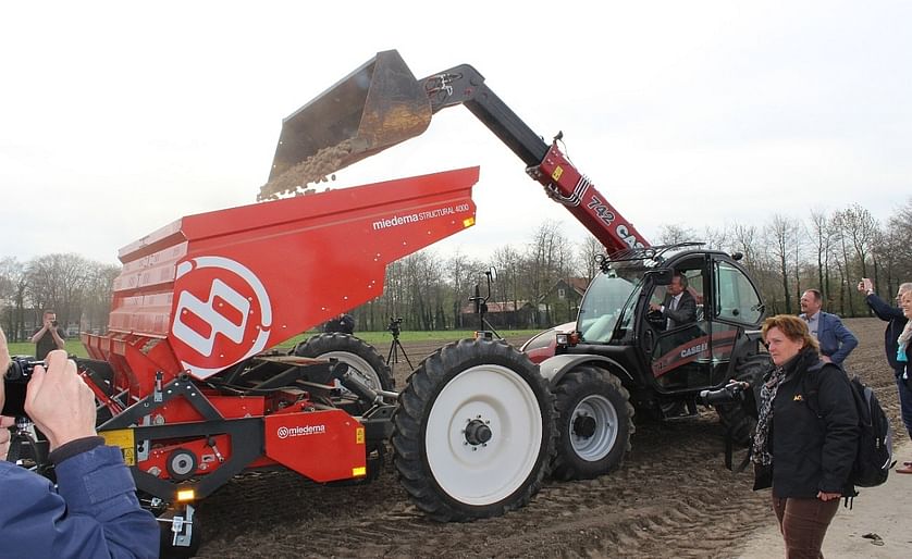 Mayor of World Potato City Emmeloord Aucke van der Werff himself took place in the telehandler to throw a load of seed potatoes in the Miedema planter, to get the planting underway