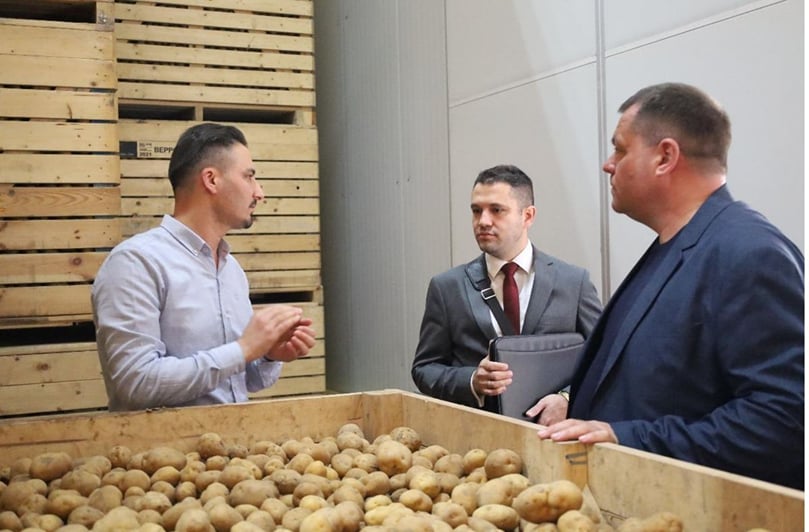Delegation examines potato storage operations during the site visit to Beirut Erbil Company. Delegation examines potato storage operations during the site visit to Beirut Erbil Company.
