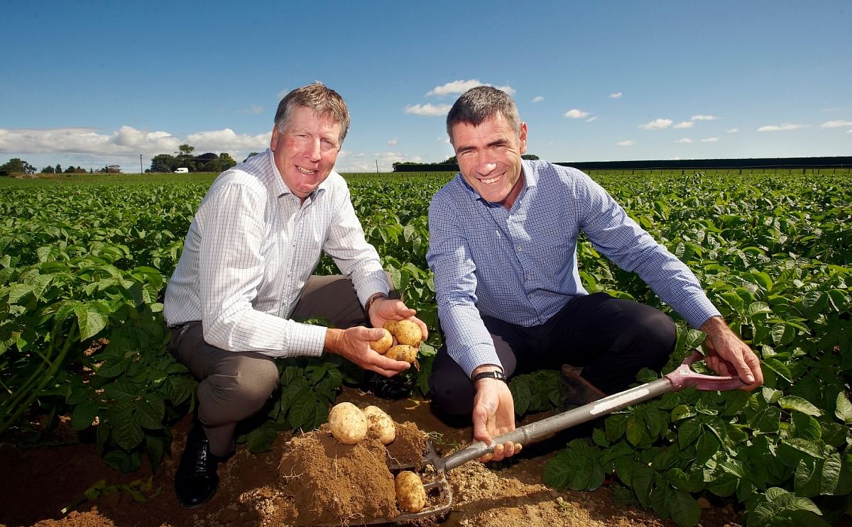 Among those in attendance at the signing ceremony were Stuart Wright, Potatoes New Zealand Chair (left) and Hon Nathan Guy - Minister for Primary Industries (right). 