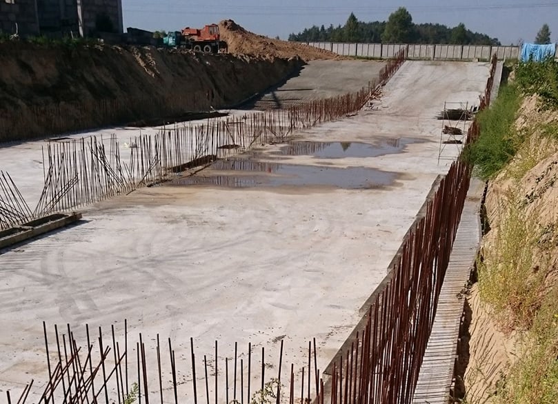 This looks like the construction of a typical desanding basin, but a unique technical solutions shall turn it into a highly efficient and economical device for water purification. This looks like the construction of a typical desanding basin, but a unique technical solutions shall turn it into a highly efficient and economical device for water purification.