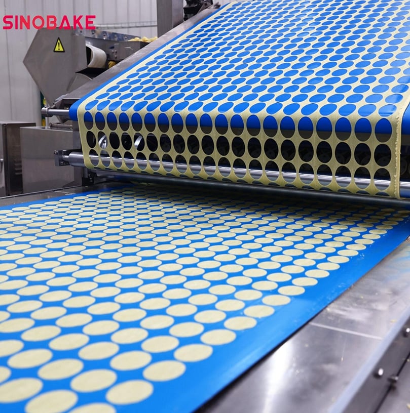 Precision forming stage of SINOBAKE’s stackable potato chip production line, where uniform dough sheets are molded to ensure consistent shape, weight, and quality.
