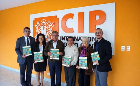 PDe izquierda a derecha: Dr. Oscar Ortiz, Director General Adjunto para la Investigación y Desarrollo, CIP; Ing. María Febres, Representante (e) del IICA en Perú; Ing. Miguel Ángel Pacheco, Consorcio Cusco-Caso Perú; Ing. Ronal Otiniano, Asociación PDe izquierda a derecha: Dr. Oscar Ortiz, Director General Adjunto para la Investigación y Desarrollo, CIP; Ing. María Febres, Representante (e) del IICA en Perú; Ing. Miguel Ángel Pacheco, Consorcio Cusco-Caso Perú; Ing. Ronal Otiniano, Asociación
