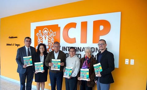 De izquierda a derecha: Dr. Oscar Ortiz, Director General Adjunto para la Investigación y Desarrollo, CIP; Ing. María Febres, Representante (e) del IICA en Perú; Ing. Miguel Ángel Pacheco, Consorcio Cusco-Caso Perú; Ing. Ronal Otiniano, Asociación De izquierda a derecha: Dr. Oscar Ortiz, Director General Adjunto para la Investigación y Desarrollo, CIP; Ing. María Febres, Representante (e) del IICA en Perú; Ing. Miguel Ángel Pacheco, Consorcio Cusco-Caso Perú; Ing. Ronal Otiniano, Asociación