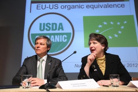 Presentation of the EU-US organic trade agreement by EU commissioner Dacian Ciolos (left) and US Deputy Agriculture Secretary Kathleen Merrigan (right) 