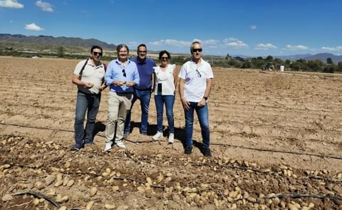 Francisco Moya (Négonor), Jean Michel Beranger (Princesa Amandine), Miguel García (Zamorano), Mónica Ortega (Germicopa) y Alfonso Sáenz de Cámara (Udapa) durante la visita a los campos de cultivo. Francisco Moya (Négonor), Jean Michel Beranger (Princesa Amandine), Miguel García (Zamorano), Mónica Ortega (Germicopa) y Alfonso Sáenz de Cámara (Udapa) durante la visita a los campos de cultivo.