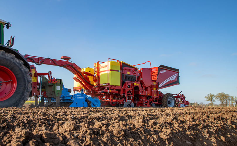 The four-row planter PRIOS 440 can be optionally equipped with the TerraProtect soil erosion protection system. The four-row planter PRIOS 440 can be optionally equipped with the TerraProtect soil erosion protection system.