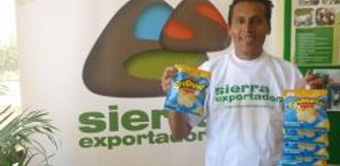  Productor presentando papas fritas en el Perú