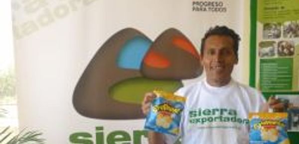  Productor presentando papas fritas en el Perú