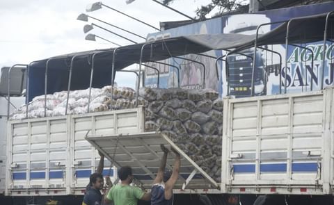 Estas tres personas van a descargar la papa argentina que entró el miercoles en la tarde al Mercado de Abasto de Asunción / ABC Color Estas tres personas van a descargar la papa argentina que entró el miercoles en la tarde al Mercado de Abasto de Asunción / ABC Color