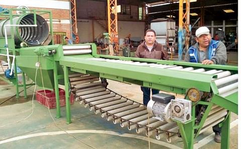 El técnico del PNUD David Buhezo y el productor Eusebio Ustáriz (derecha) en la planta procesadora de papa. El técnico del PNUD David Buhezo y el productor Eusebio Ustáriz (derecha) en la planta procesadora de papa.