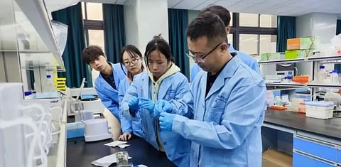 Proffesor Lyu Dianqiu directing the research team.