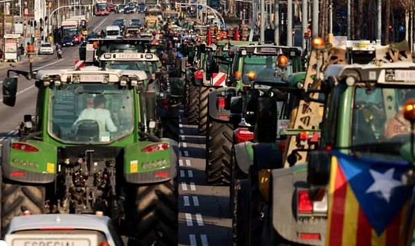 Cientos de agricultores bloquean vías con sus tractores, en protesta por las presiones de precios, los impuestos y la regulación medioambiental de la UE, quejas compartidas por los trabajadores del campo de toda Europa. En Barcelona, España, el 7 de febre